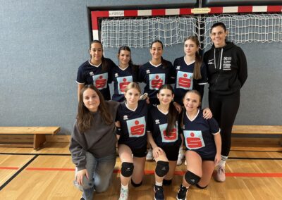 Unsere EMS Volleyballerinnen holen sich in der Vorrunde souverän den 1. Platz und sichern sich damit den Fixplatz im Landesfinale! 🙌 Starke Spiele, mega Stimmung und eine richtig tolle Teamleistung