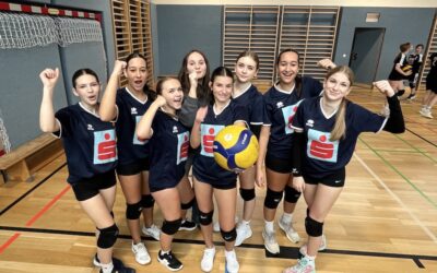 Unsere EMS Volleyballerinnen holen sich in der Vorrunde souverän den 1. Platz und sichern sich damit den Fixplatz im Landesfinale! 🙌 Starke Spiele, mega Stimmung und eine richtig tolle Teamleistung
